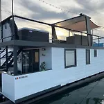 Botel Seaesta Floating